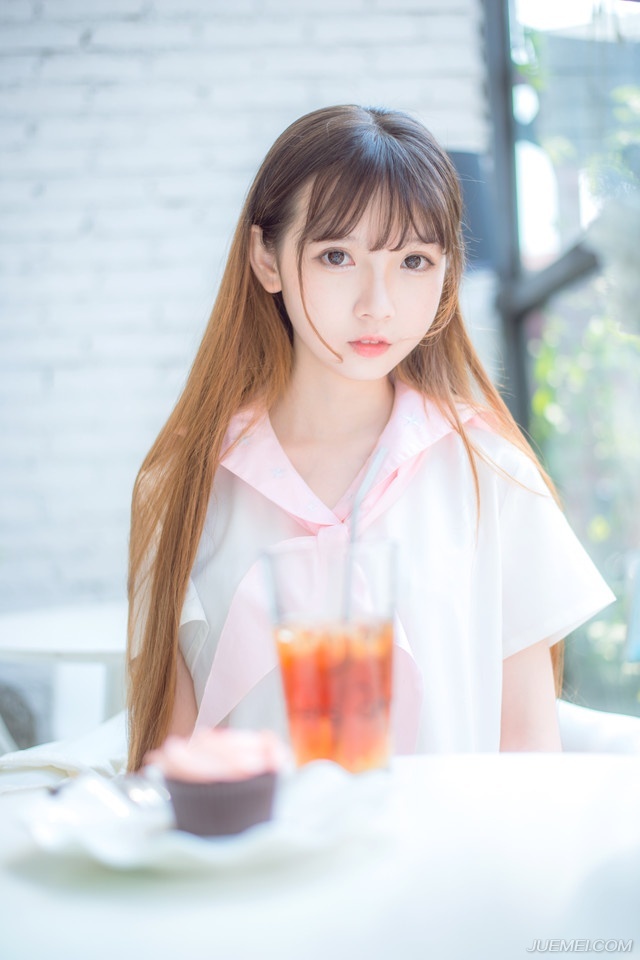 事实上，我十分安然于一本好书，一个长夜和一杯热茶的宁静生活。对于人生，这已是很大的福分，因为我们没有生活在战乱和极权统治的国家里，这份自由是我十分感激而珍爱的。——三毛《亲爱的三毛》